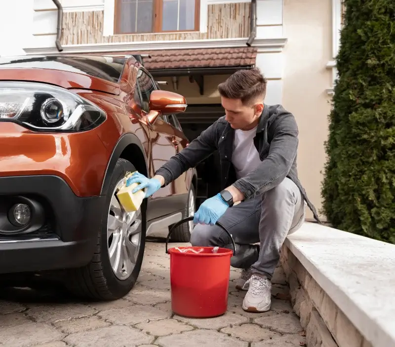 Lavage auto à domicile Sargé-sur-Braye : professionnel intervenant sur un véhicule